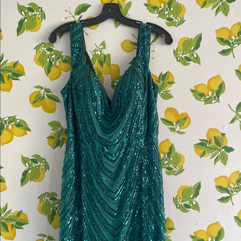 Green Sleeveless Sequined Plunge Gown